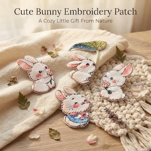 Puede incluir: Cuatro parches bordados de conejitos blancos con detalles en rosa. Un conejo sostiene una flor, otro un ramo, uno lleva un conjunto azul y otro está bajo una hoja verde. Texto: Cute Bunny Embroidery Patch A Cozy Little Gift From Nature.