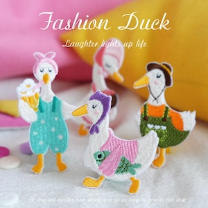 Op de afbeelding: Geborduurde patches met cartoon eenden in verschillende outfits. Eén eend houdt een ijsje vast, een andere draagt een paarse sjaal en een derde heeft een overall en een hoed. De tekst "Fashion Duck" en "Laughter lights up life" zijn zichtbaar.
