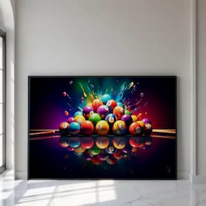 Könnte beinhalten: Gerahmter Kunstdruck mit einer lebendigen, künstlerischen Darstellung eines Haufens bunter Billardkugeln. Die Kugeln sind nummeriert und spiegeln sich auf einer glänzenden Oberfläche, mit einem Farbspritzer in Regenbogenfarben im Hintergrund. Das Kunstwerk ist vor dunklem Hintergrund.