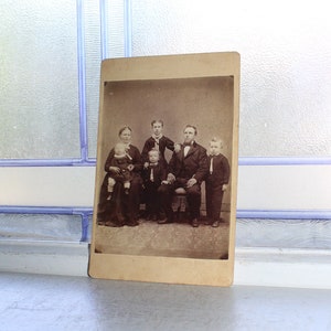 Fotografía antigua de una familia victoriana del siglo XIX en un gabinete