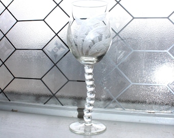 Copa de vino Tommy Bahama con diseño de palmera grabada y tallo curvado en forma de tronco de árbol.