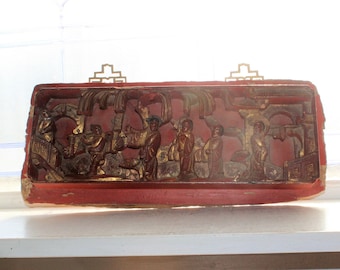 Tablero con figuras talladas de madera recuperadas de la arquitectura china antigua