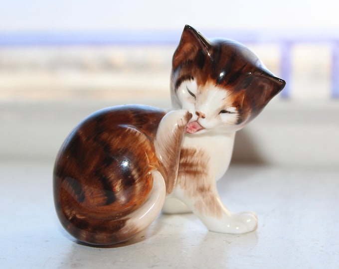 Royal Doulton Kitten Figurine HN 2580