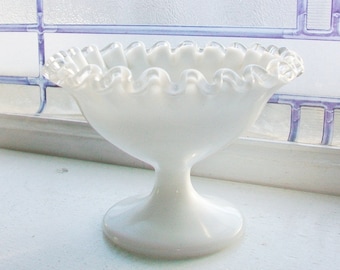 Plato de pedestal con escudo de plata de Fenton vintage, de vidrio con leche