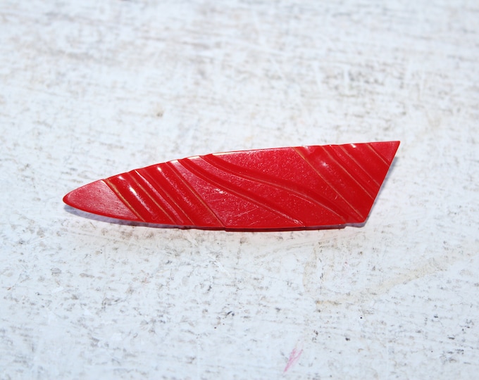 Vintage 1940s Bakelite Brooch Pin Carved Cherry Red