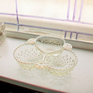 Mondstein Divided Relish Dish Opalescent Hobnail Cloverleaf Vintage Anchor Hocking 1940er Jahre