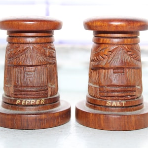 Vintage Salz und Pfeffer Streuer 50er Jahre Holz Asiatisch Motiv