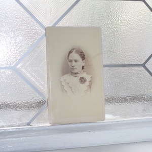 Antique Carte De Visite CDV Photograph Lovely Victorian Woman 1800s