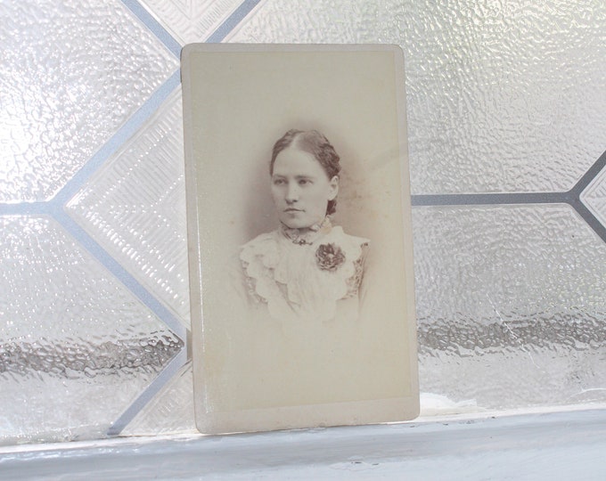 Antique Carte De Visite CDV Photograph Lovely Victorian Woman 1800s