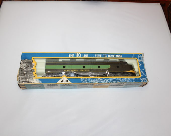 Vintage AHM  HO Scale Rivarossi Northern Pacific E-8 A-Dummy Diesel Engine Train