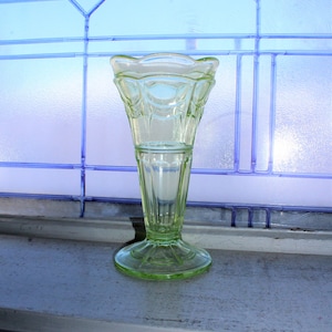 Vintage Art Deco Uranium Glass Trumpet Vase