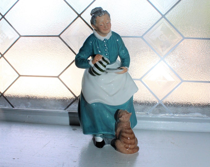 Royal Doulton Figurine The Favourite Old Woman Feeding A Cat HN2249