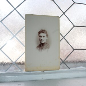 Fotografía antigua de una bella mujer victoriana del siglo XIX en un gabinete de fotos