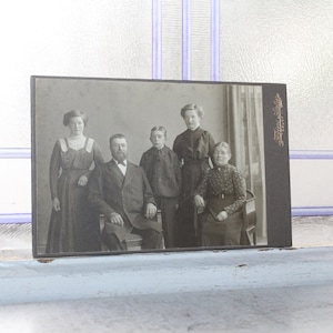 Fotografía antigua de una familia victoriana del siglo XIX en un gabinete