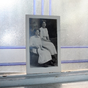 Carte postale vintage avec photographie 2 sœurs édouardiennes RPPC