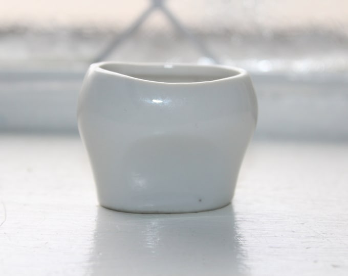Antique White Porcelain Pinch Grip Eye Cup Eye Wash Victorian English