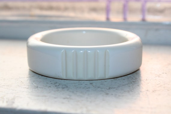 Vintage 1950s Carved White Lucite Chunky Bangle B… - image 2