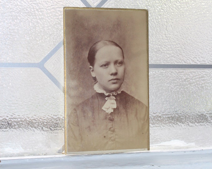 Antique Carte De Visite CDV Photograph Victorian Woman 1800s