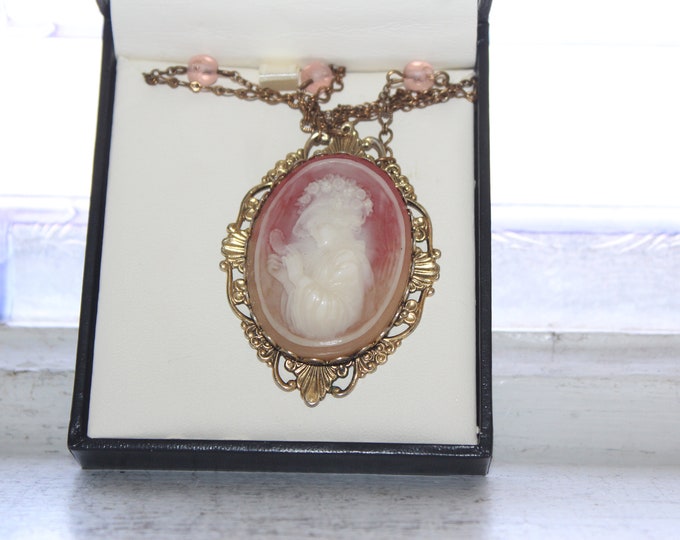 Vintage Cameo Pendant Necklace