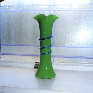 Apfelgrüne Glasvase mit aufgelegten blauen Spiralfäden Vintage 1960er Jahre
