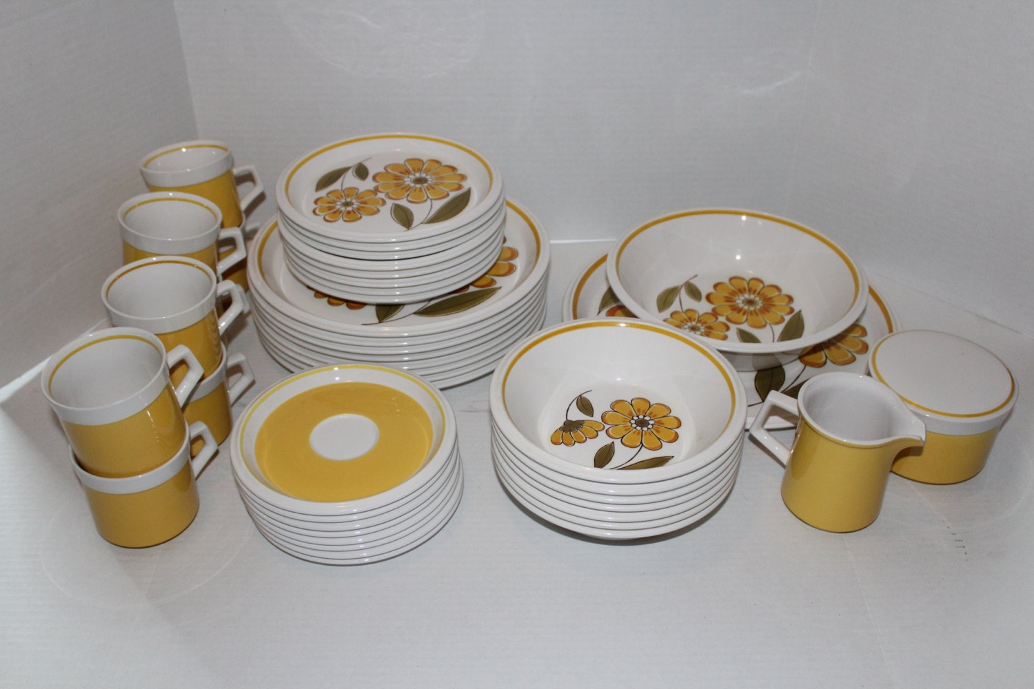 Mikasa Light N Lively Happy 4 Dinner Plates 1970s Flower Power