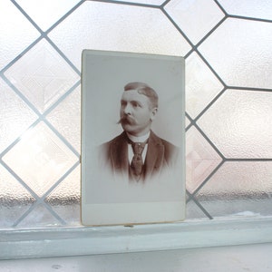 Cartão de gabinete antigo fotografia homem vitoriano com bigode