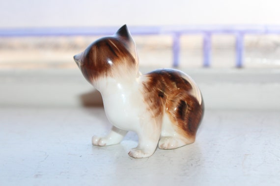 Royal Doulton Kitten Figurine HN 2580 -  Canada