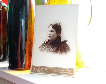 Fotografía antigua de una mujer victoriana, tarjeta de gabinete del siglo XIX