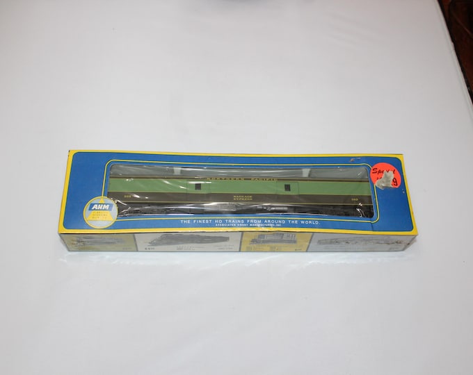 AHM HO Rivarossi Northern Pacific 1930 Smooth Side Bagg. Train Car 6285-G Sealed