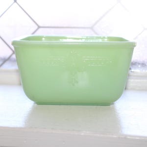 Plato refrigerado de vidrio jadeíta Fire King Philbe, estilo vintage de la década de 1930.