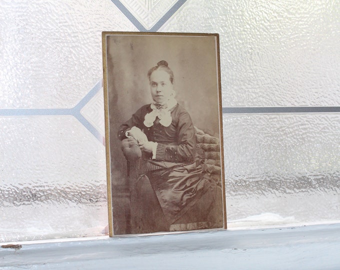 Antique Carte De Visite CDV Photograph Victorian Woman 1800s