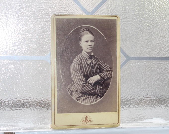 Antique Carte De Visite CDV Photograph Victorian Woman 1800s