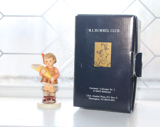 MJ Hummel Collector Club Figurine A Sweet Offering 549 TMK7 with Box