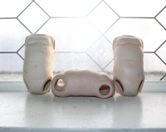 Partes del torso de una muñeca espeluznante de época
