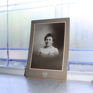 Fotografía antigua de gabinete de una mujer victoriana del siglo XIX vestida de gala