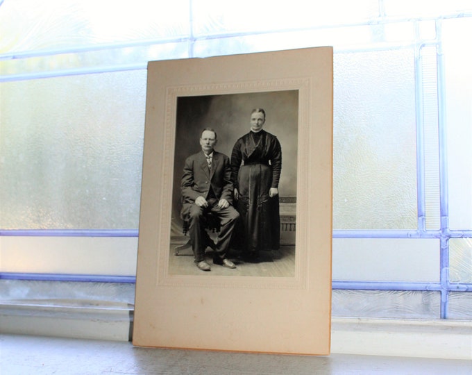 Antique Photograph Victorian Couple 1800s Cabinet Card