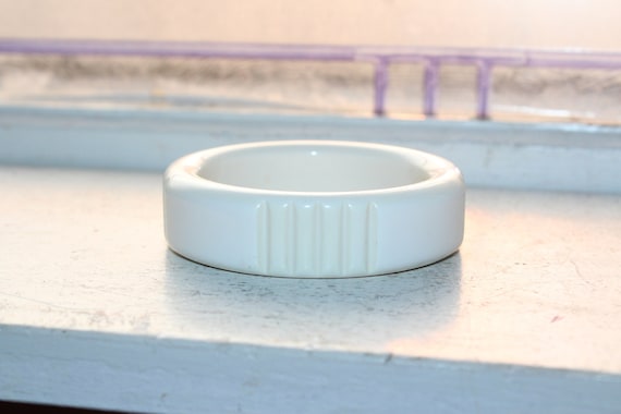 Vintage 1950s Carved White Lucite Chunky Bangle B… - image 1