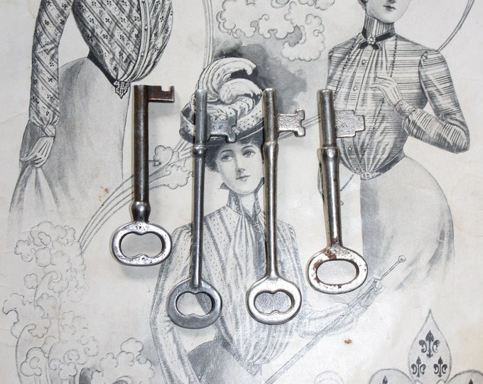 4 Antique Skeleton Keys Steampunk Decor