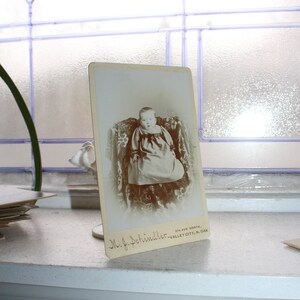 Petite photo de placard ancienne avec photographies de bébé victorien des années 1800