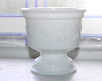 Vintage melkglazen sokkel snoepschaal met harten