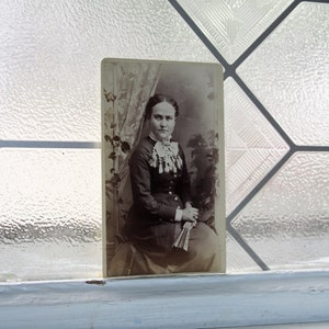Carte de visite ancienne, CDV, photographie jeune femme victorienne des années 1800