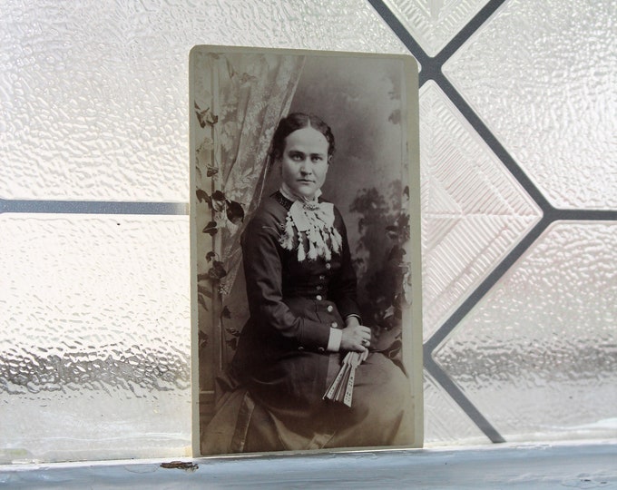 Antique Carte De Visite CDV Photograph Young Victorian Woman 1800s