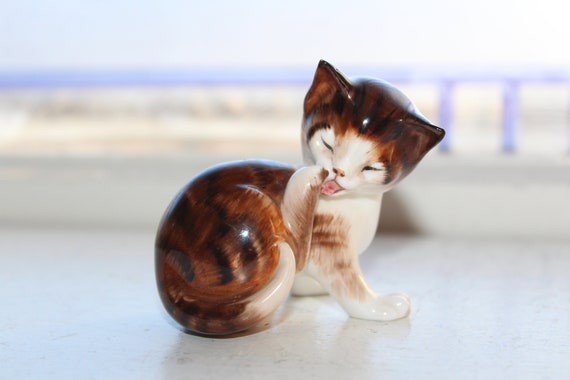 Royal Doulton Kitten Figurine HN 2580 -  Canada
