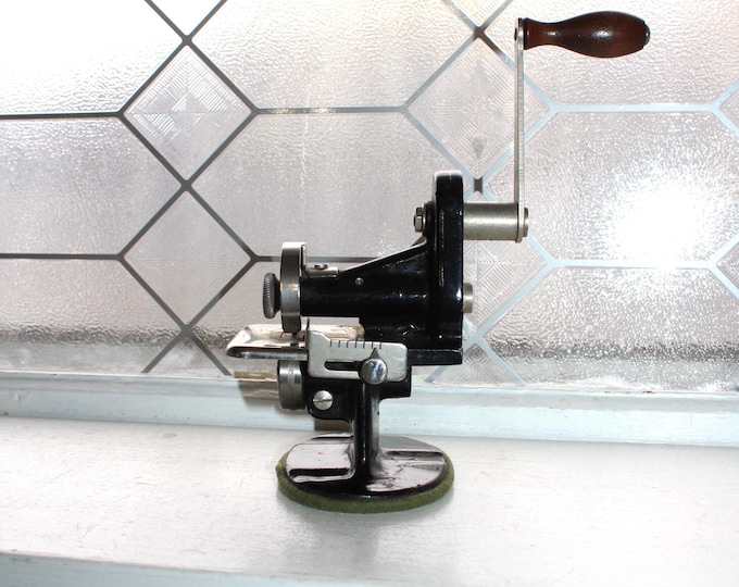 Singer Pinking Machine Vintage 1930s Hand Crank Cast Iron Pinker