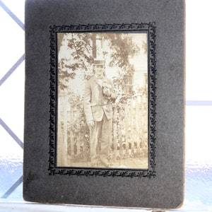 Antike Kabinett-Karte Fotografie Junger Edwardian Mann mit Blumen