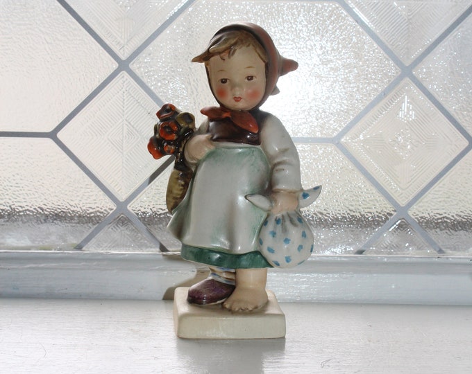 Goebel Hummel Figurine Weary Wanderer #204 TMK2 1950s