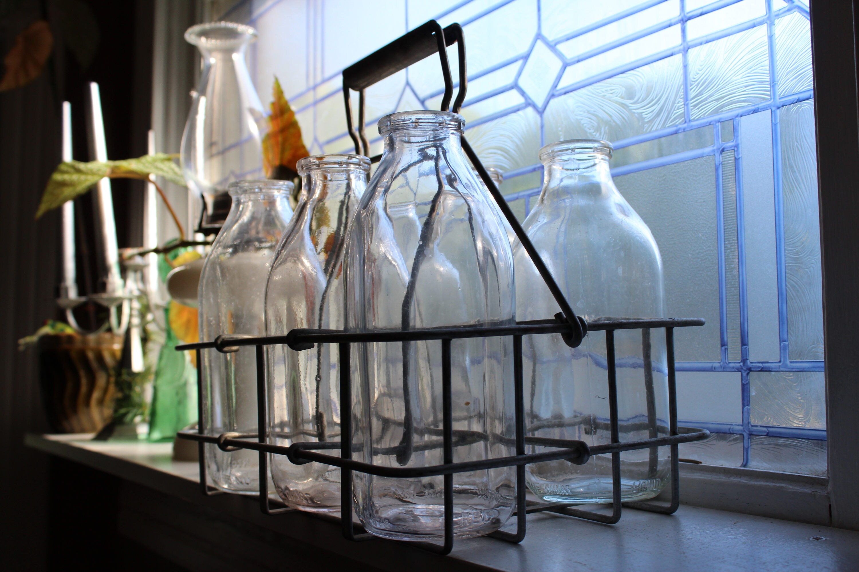 Vintage Milk Bottle Carrier with 6 Glass Bottles