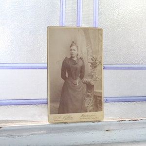 Antique Carte De Visite CDV Photograph Young Victorian Woman 1800s