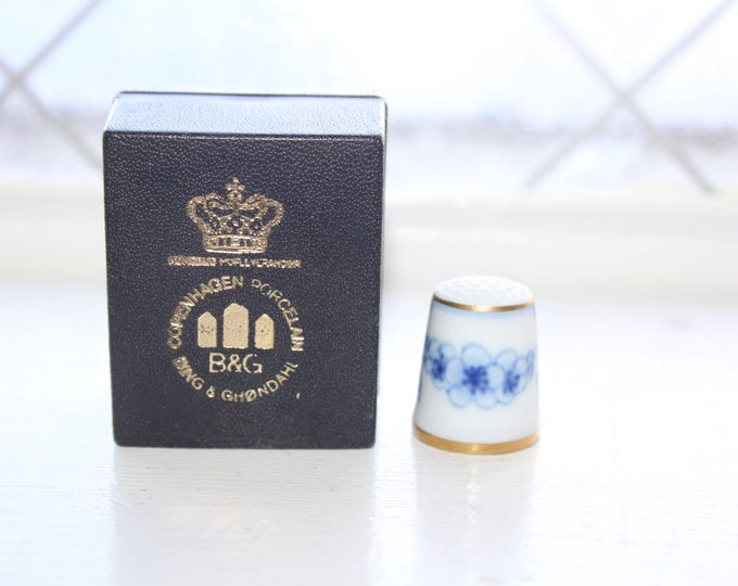 Bing & Grondahl Porcelain Blue and White Thimble with Box