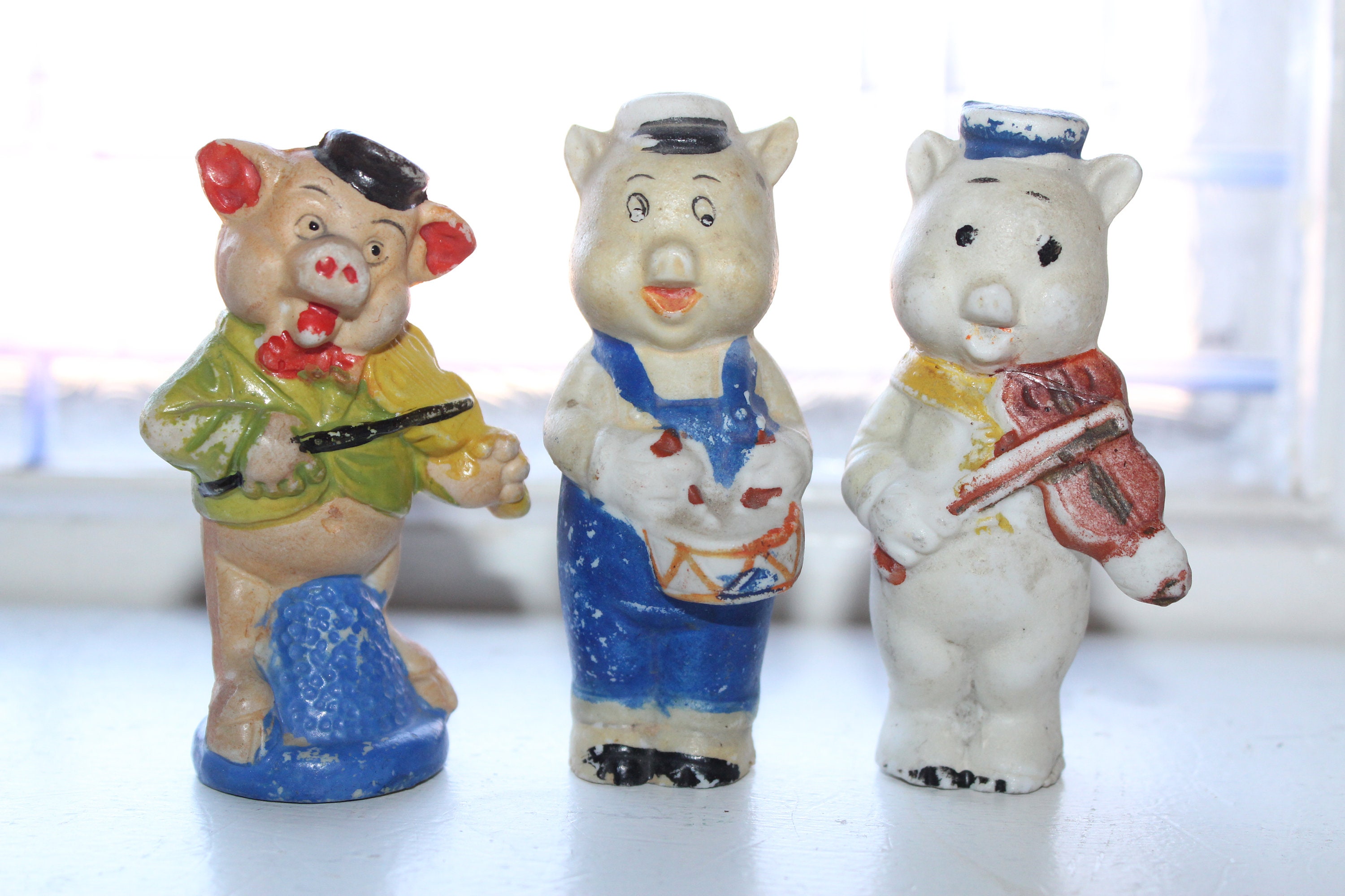Three little hotsell pigs figurines